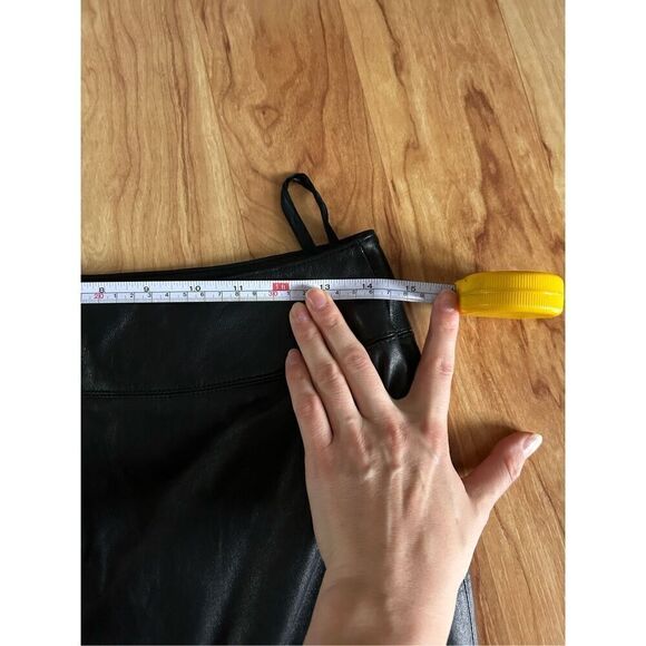 Valerie Steven’s black leather skirt size 6 - Picture 4 of 6